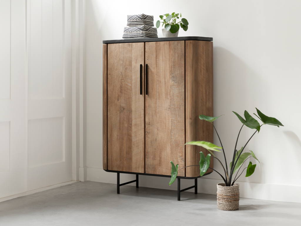 mooi wandkast in warme tint