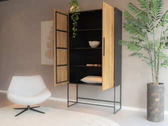 wandkast met planken