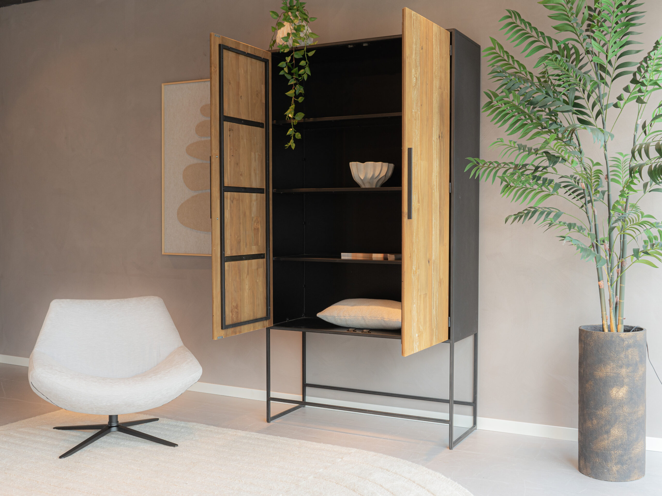 wandkast met planken