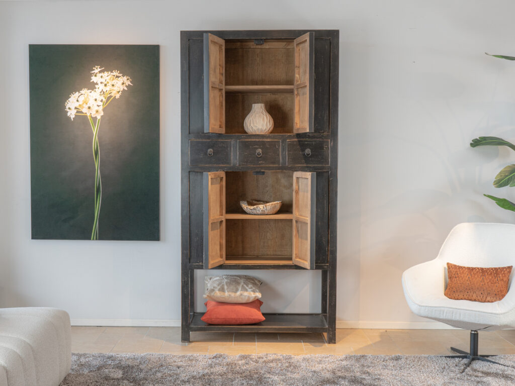 zwarte kast woonkamer