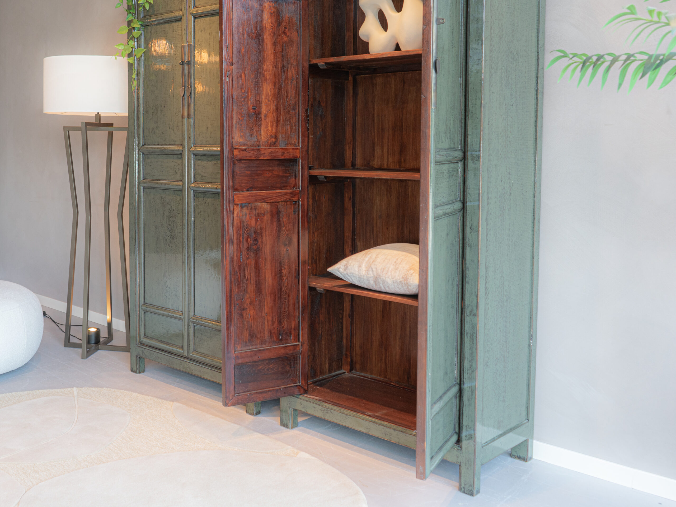 lak kast met veel opbergruimte