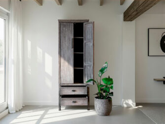 smalle hoge kast voor in een nis grijze kleur