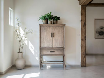 opbergkast met deuren en laden in een grijze kleur