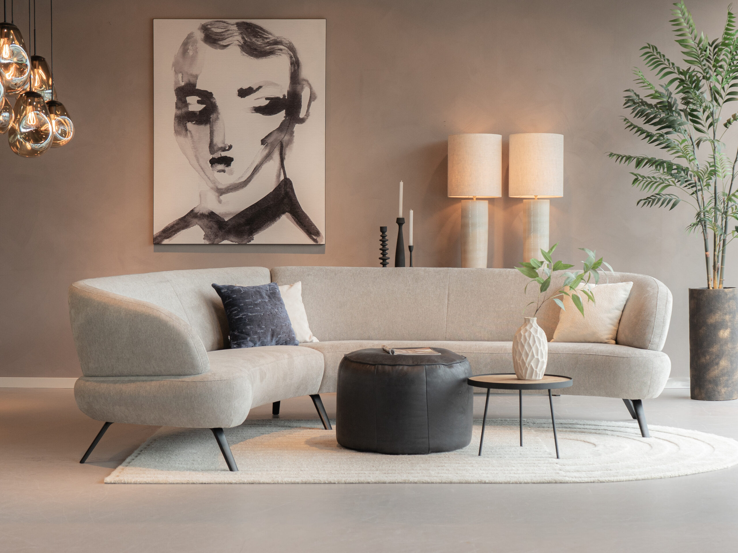 poef van leder in een zwarte kleur