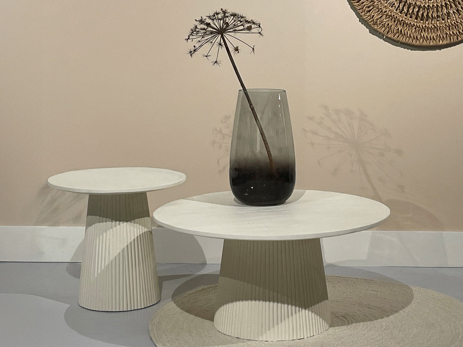 Beige mangohouten salontafel met een speelse vormgeving en natuurlijke uitstraling