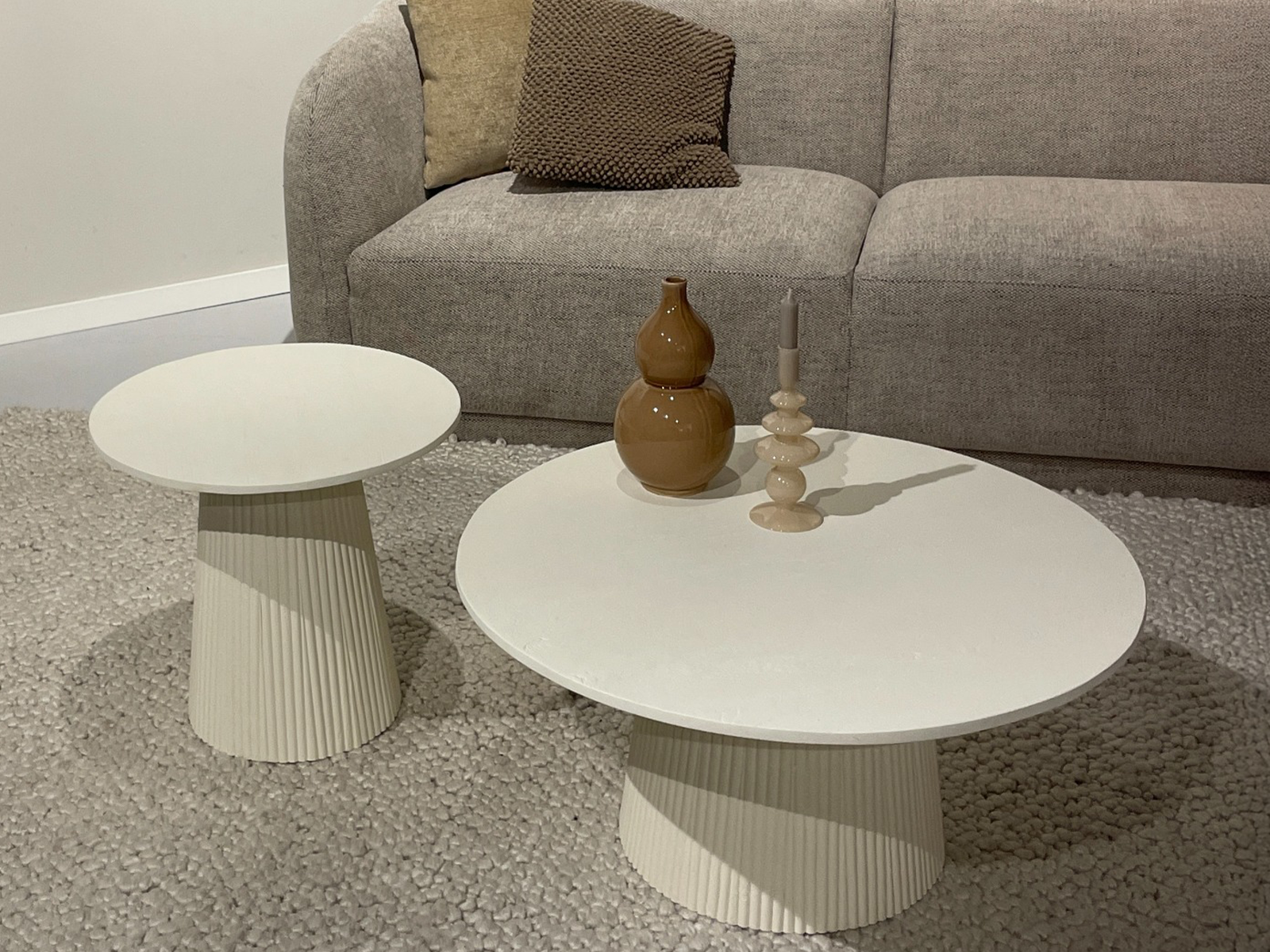 Ronde salontafel van beige mangohout, ideaal voor een moderne en lichte woonkamer