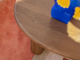 bruine salon tafel met ronde rand