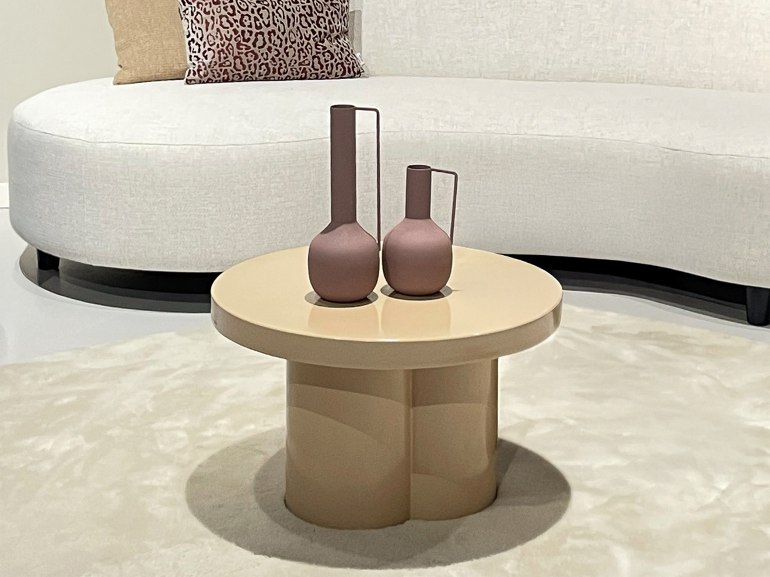 Ronde kleine bijzettafel in warme beige tint