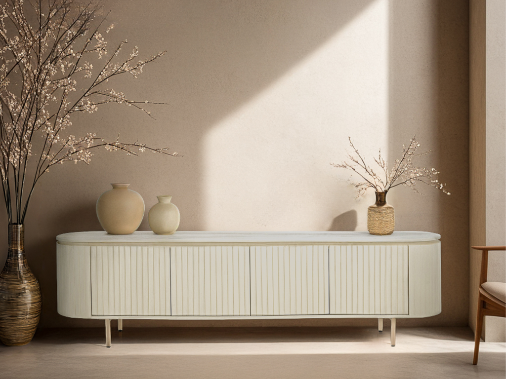 Mangohouten TV-meubel in een warme beige tint, gecombineerd met stijlvolle decoratie