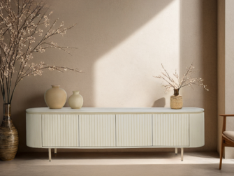 Mangohouten TV-meubel in een warme beige tint, gecombineerd met stijlvolle decoratie