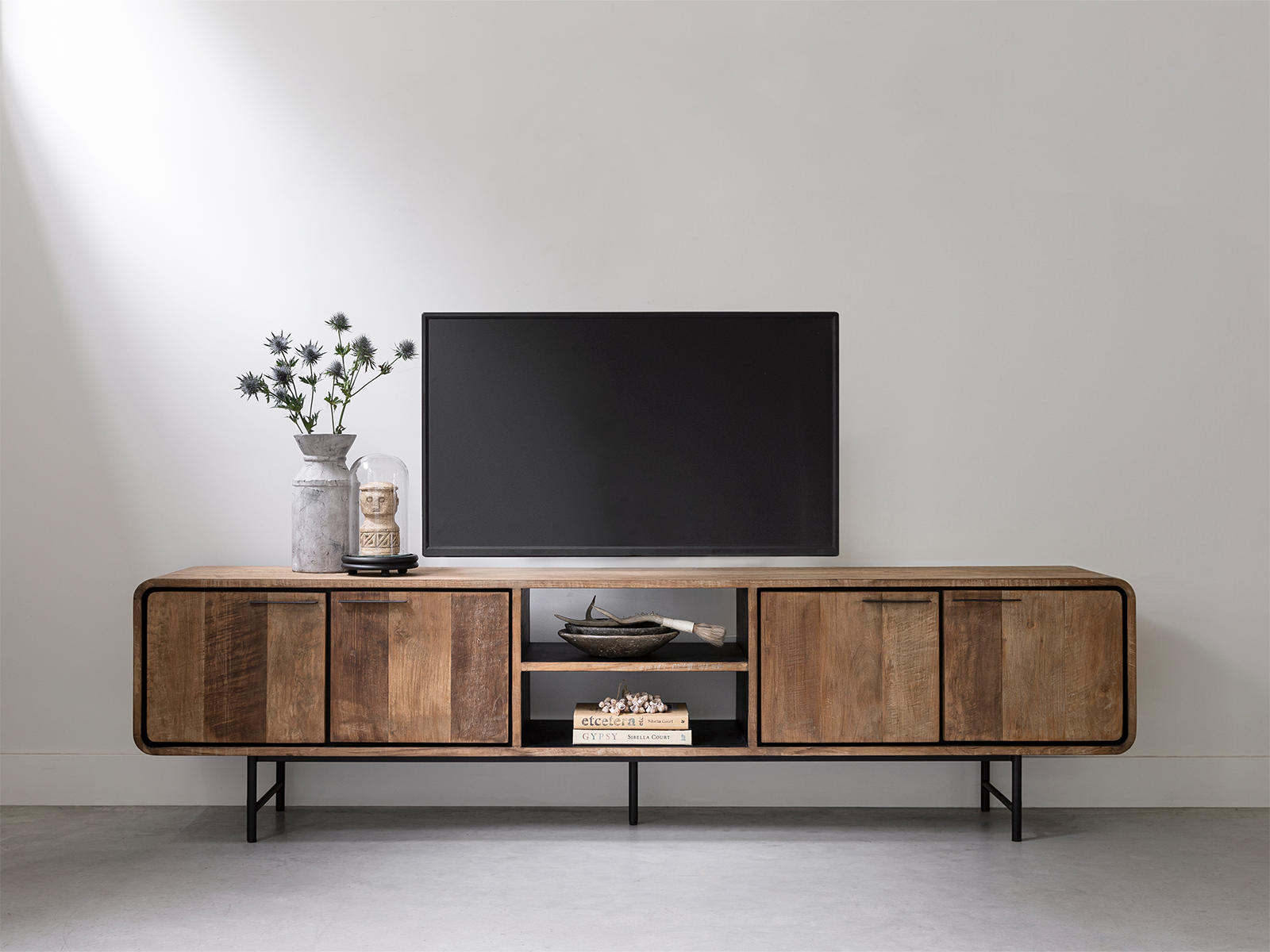 breed tv meubel van teakhout