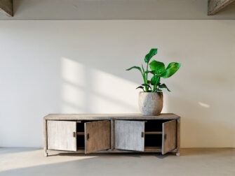 rank vergrijsd tv-meubel met deuren en opbergruimte