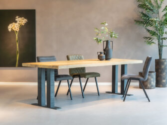 Tafel Alvaro - 240x100cm - gerookt ultra matte lak met onze eetkamerstoelen Vertou