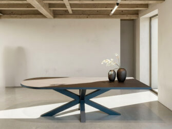 Tafel Antibes XL - 260x100cm - obelisk - rechte rand - navia brown - metaalkleur zwart