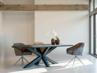 Tafel Antibes XL - 260x100cm - obelisk - rechte rand - navia brown - metaalkleur zwart - met onze eetkamerstoelen Woodburry