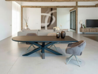 Tafel Antibes XL - 260x100cm - obelisk - rechte rand - navia brown - metaalkleur zwart - met onze eetkamerstoelen Doriana