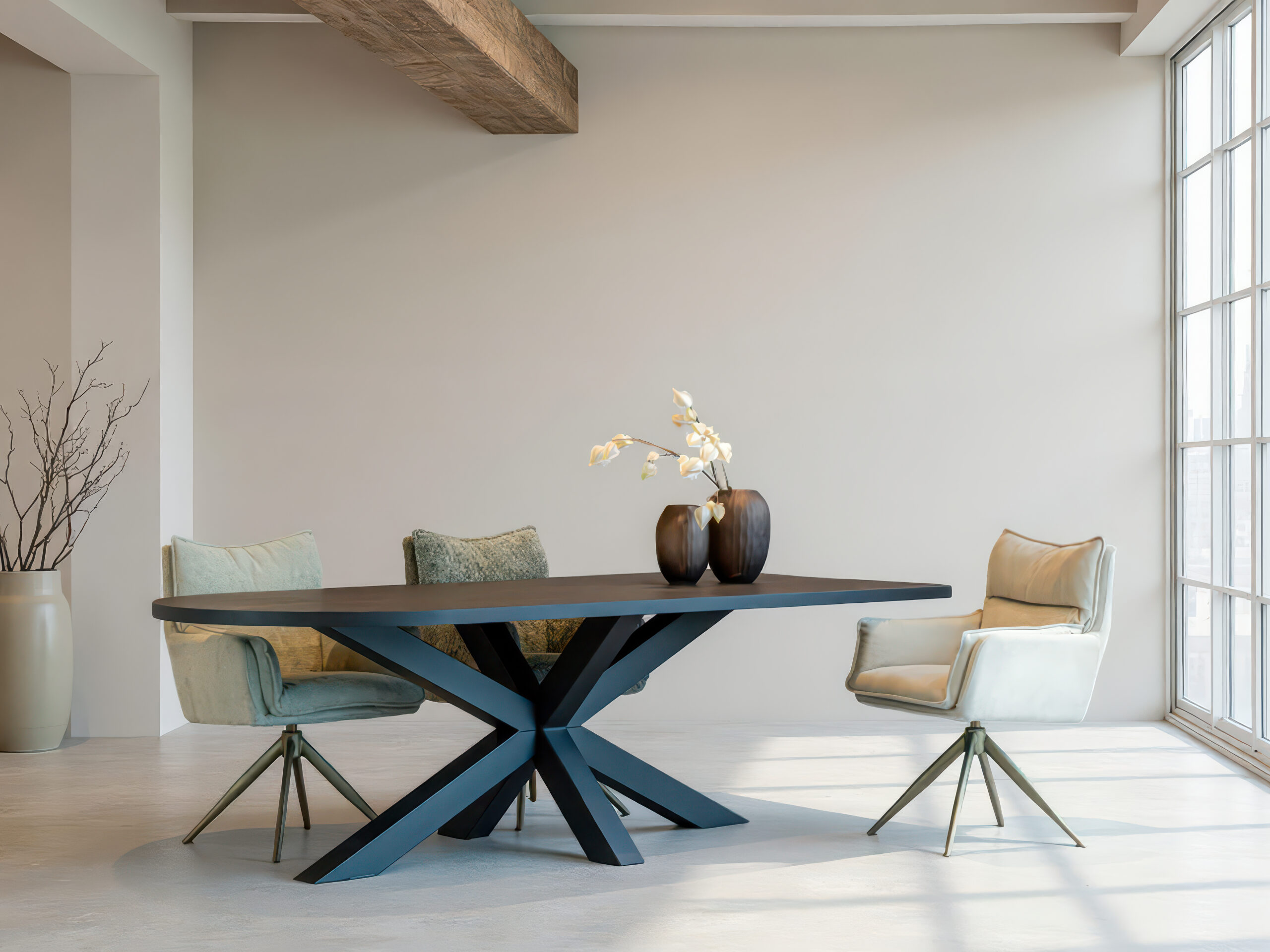 Tafel Antibes XL - 260x100cm - obelisk - rechte rand - navia brown - metaalkleur zwart - met onze eetkamerstoelen Woodburry