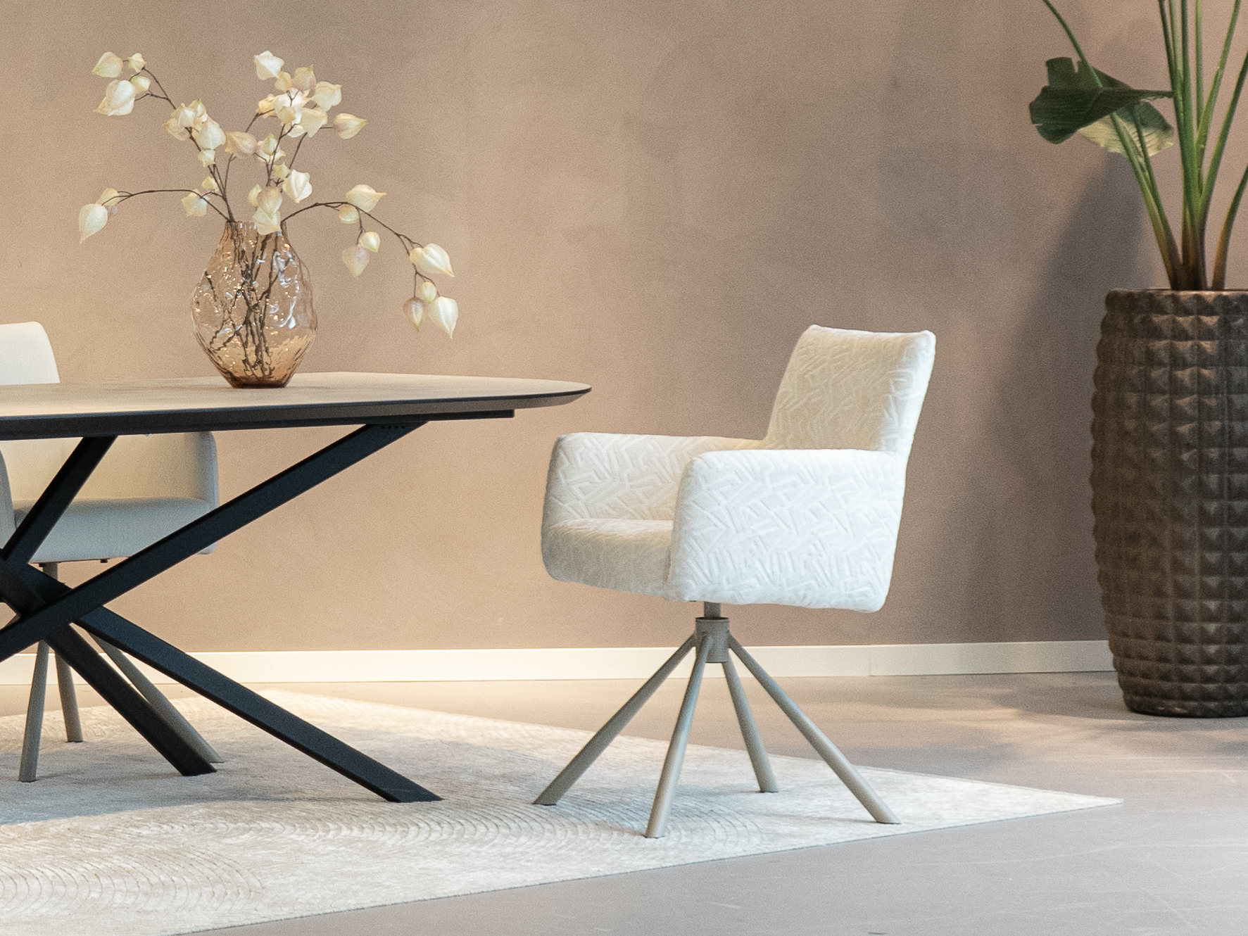 Witte stoel voor in de eetkamer met draaiend onderstel