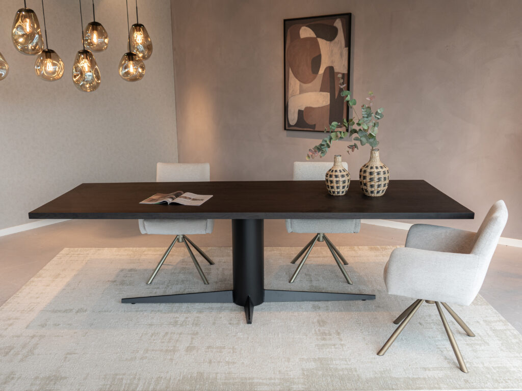 Deze op maat gemaakte eettafel heeft een karaktervol eiken blad en rond stalen onderstel