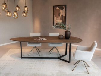 Druppelvormige eettafel met solide eiken blad en slank metalen frame