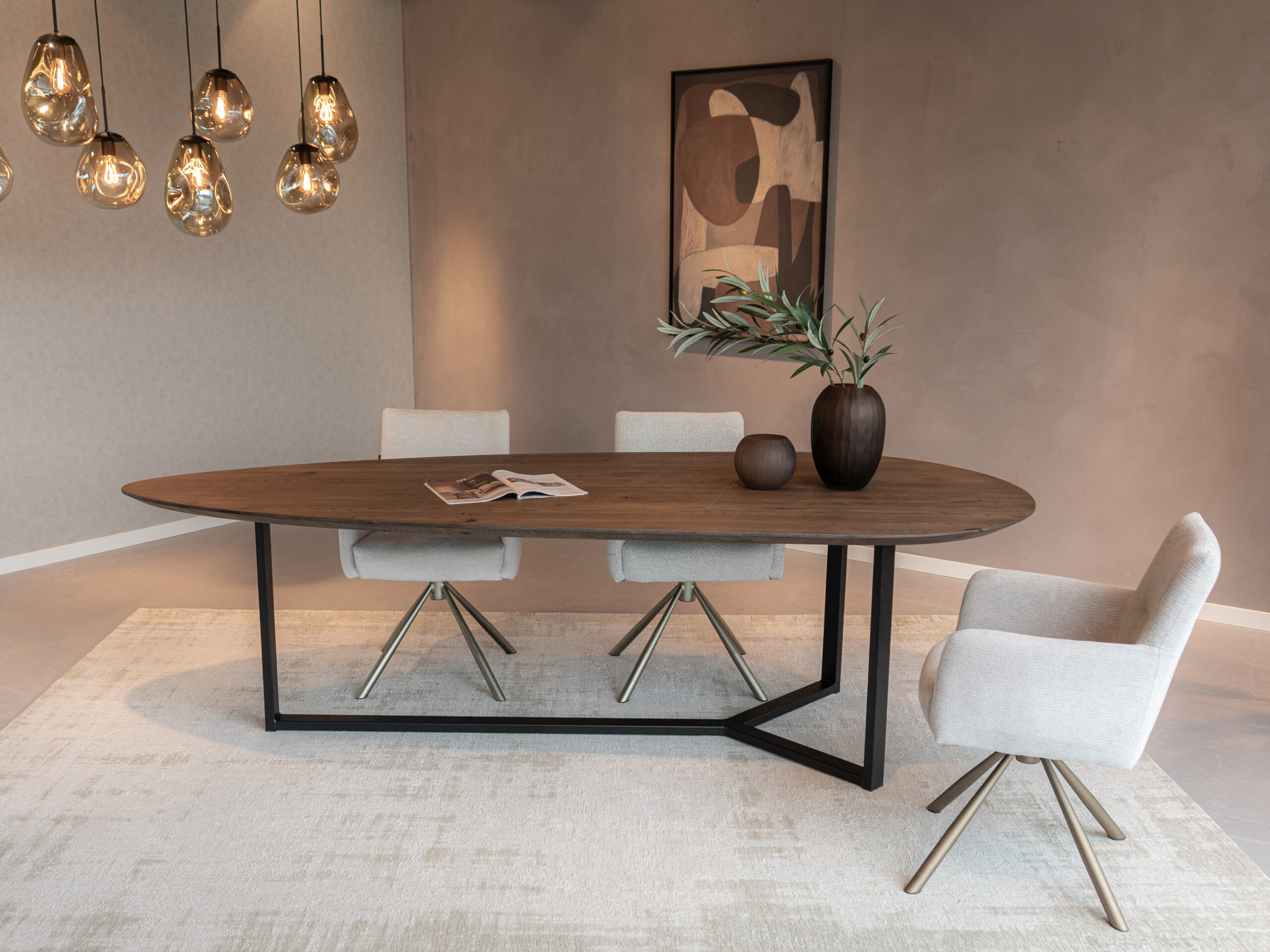 Druppelvormige eettafel met solide eiken blad en slank metalen frame