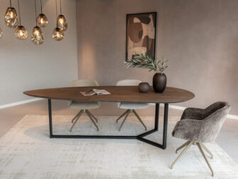 Een modern statement: eikenhouten druppeltafel met smal metalen onderstel