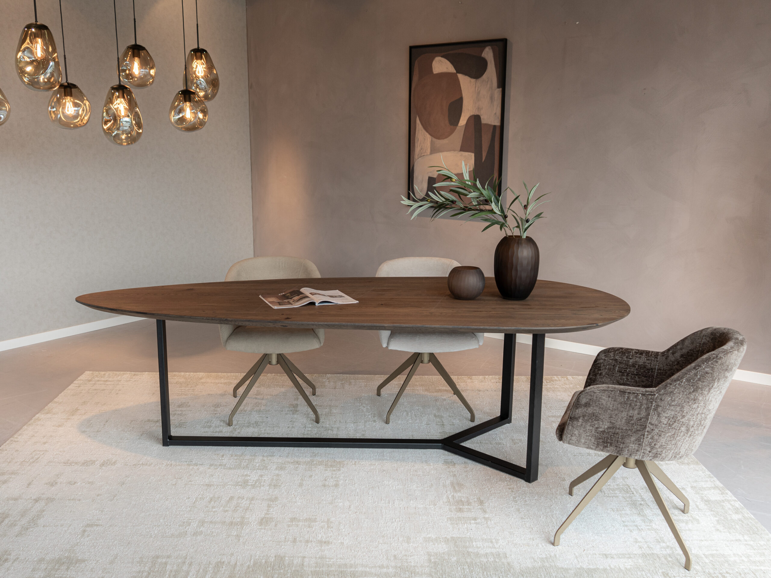 Een modern statement: eikenhouten druppeltafel met smal metalen onderstel