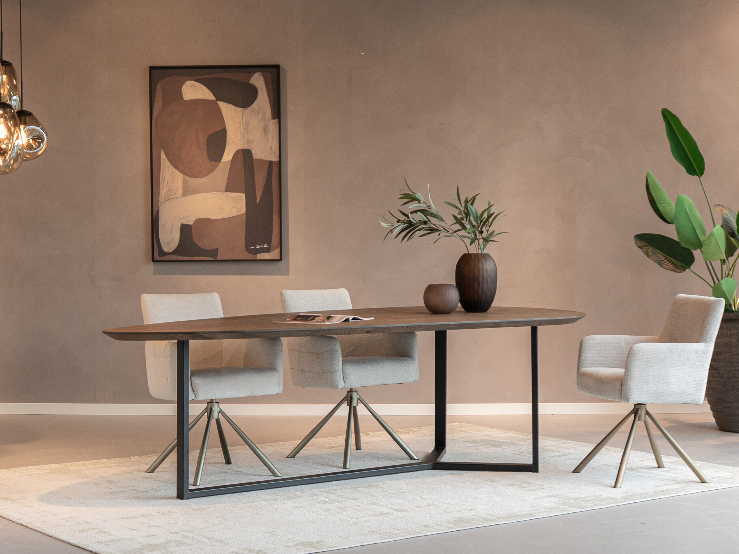Massief eiken eettafel met slank stalen onderstel, leverbaar in diverse modellen en maten