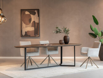 Design eettafel van eikenhout met elegant, slank stalen onderstel op maat