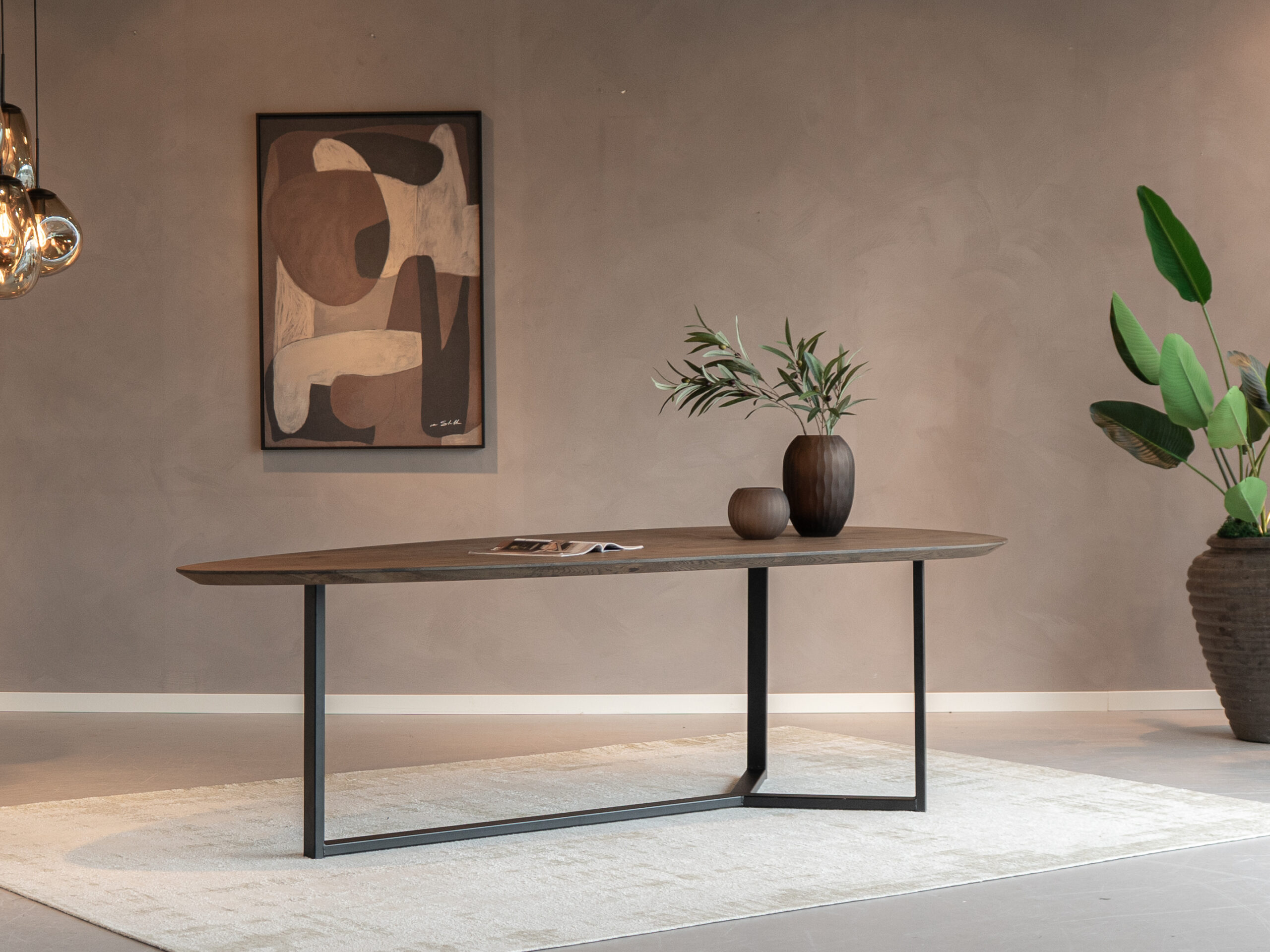Eikenhouten eetkamertafel met minimalistisch stalen onderstel en maatwerkopties