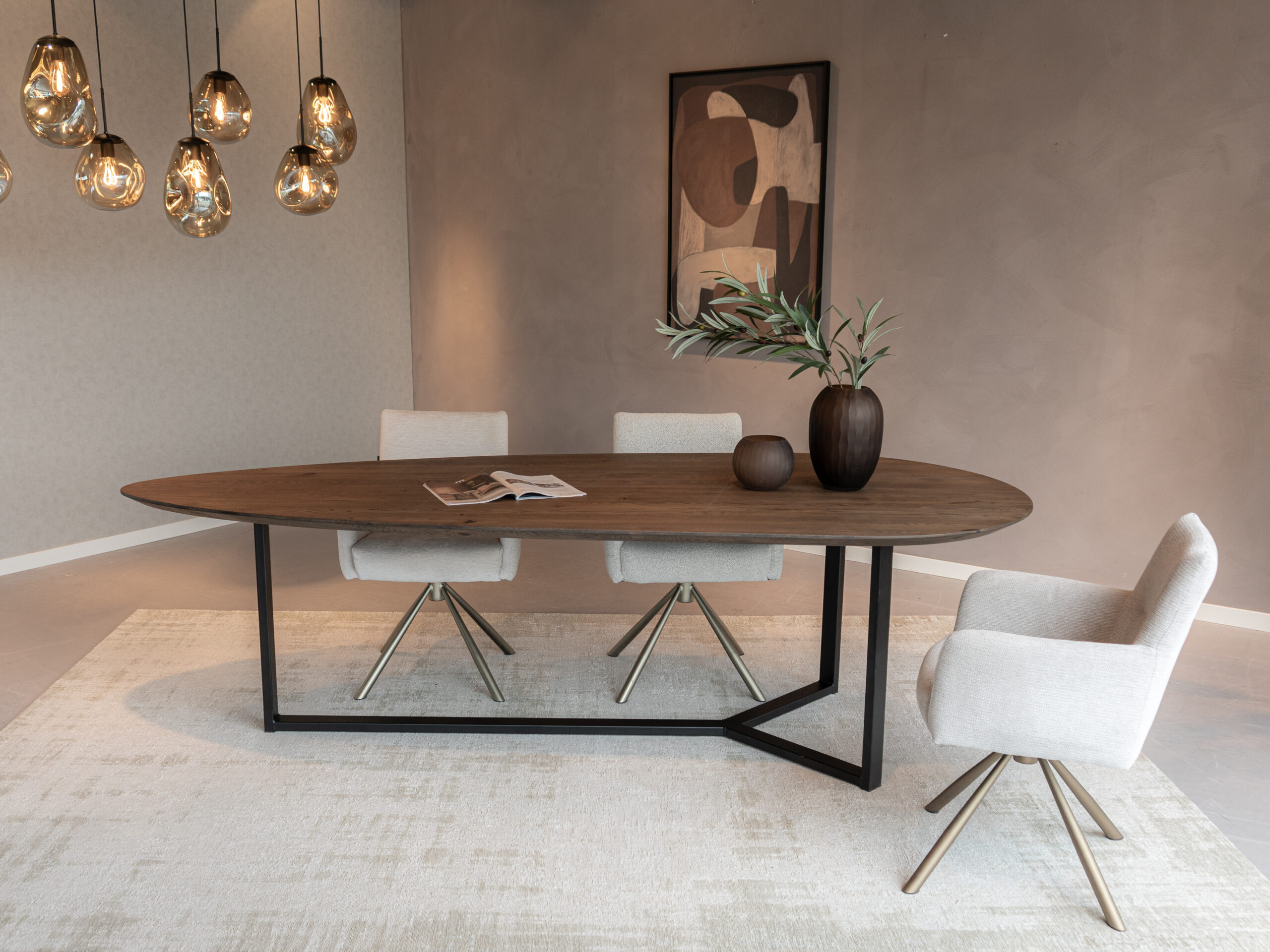 Deze elegante tafel combineert de zachtheid van eiken met de strakke lijnen van staal