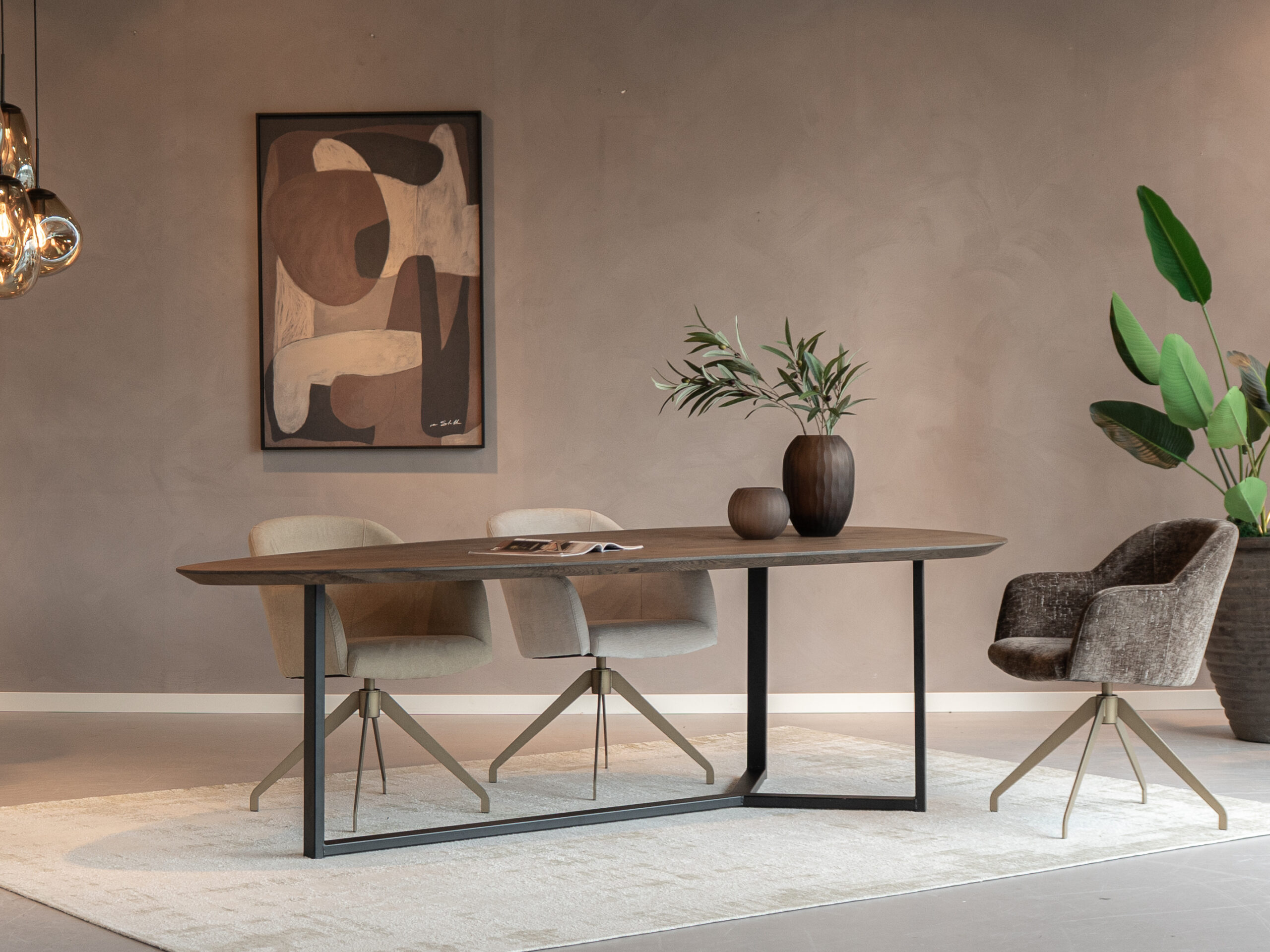Moderne massief eiken eettafel met strak stalen onderstel in diverse afmetingen