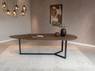 Druppelvormige eetkamertafel met warme houtstructuur en verfijnd stalen design