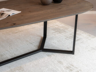 Eettafel met natuurlijke eiken uitstraling en strak, rank onderstel in staal