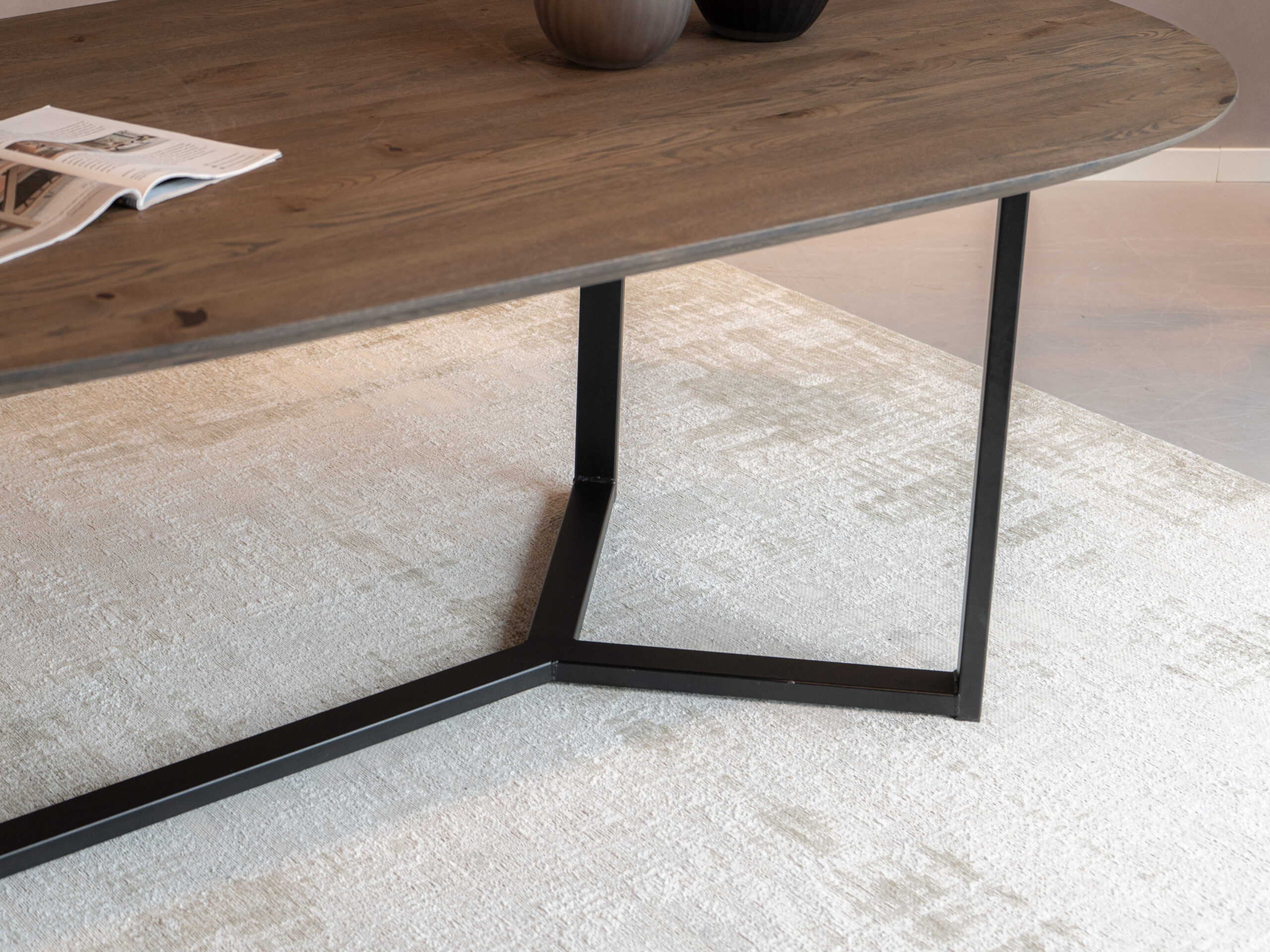Eettafel met natuurlijke eiken uitstraling en strak, rank onderstel in staal