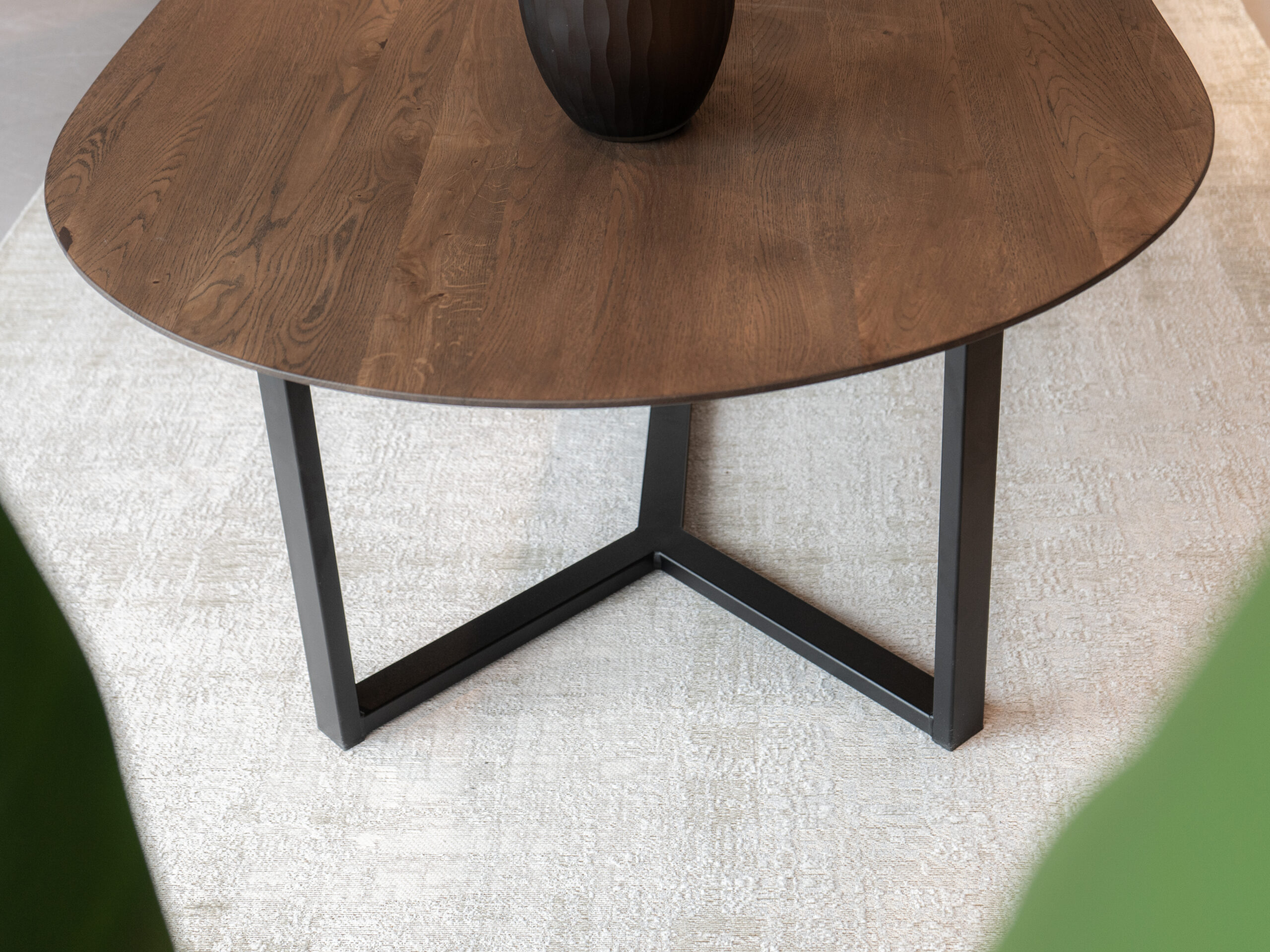 Slank onderstel en vloeiend eiken blad maken deze druppelvormige tafel stijlvol en functioneel