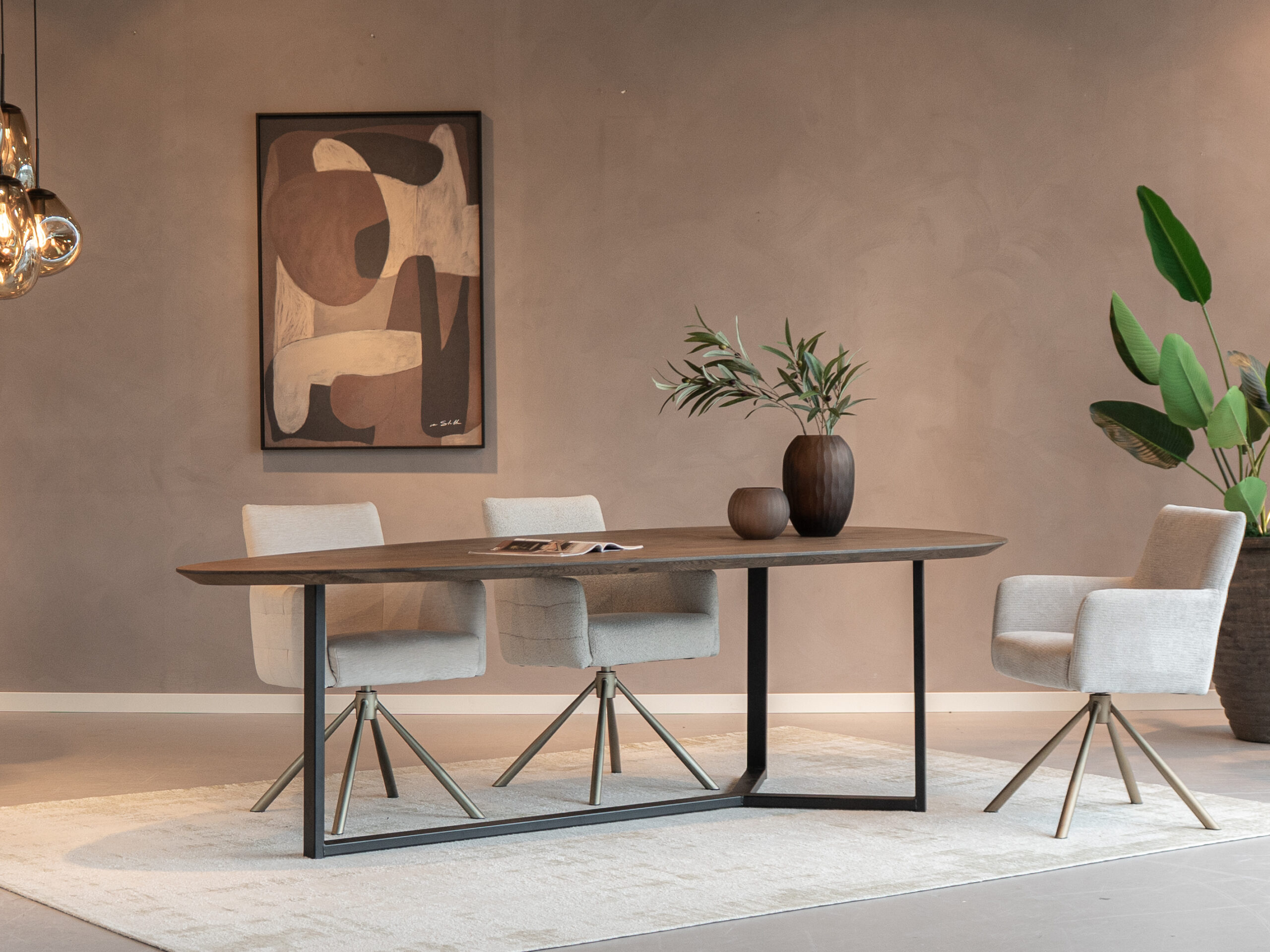 Design eettafel van eikenhout met elegant, slank stalen onderstel op maat