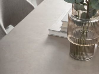 Moderne teakhouten eettafel met een stoer mortex blad. Perfecte mix van natuurlijke warmte en industriële uitstraling