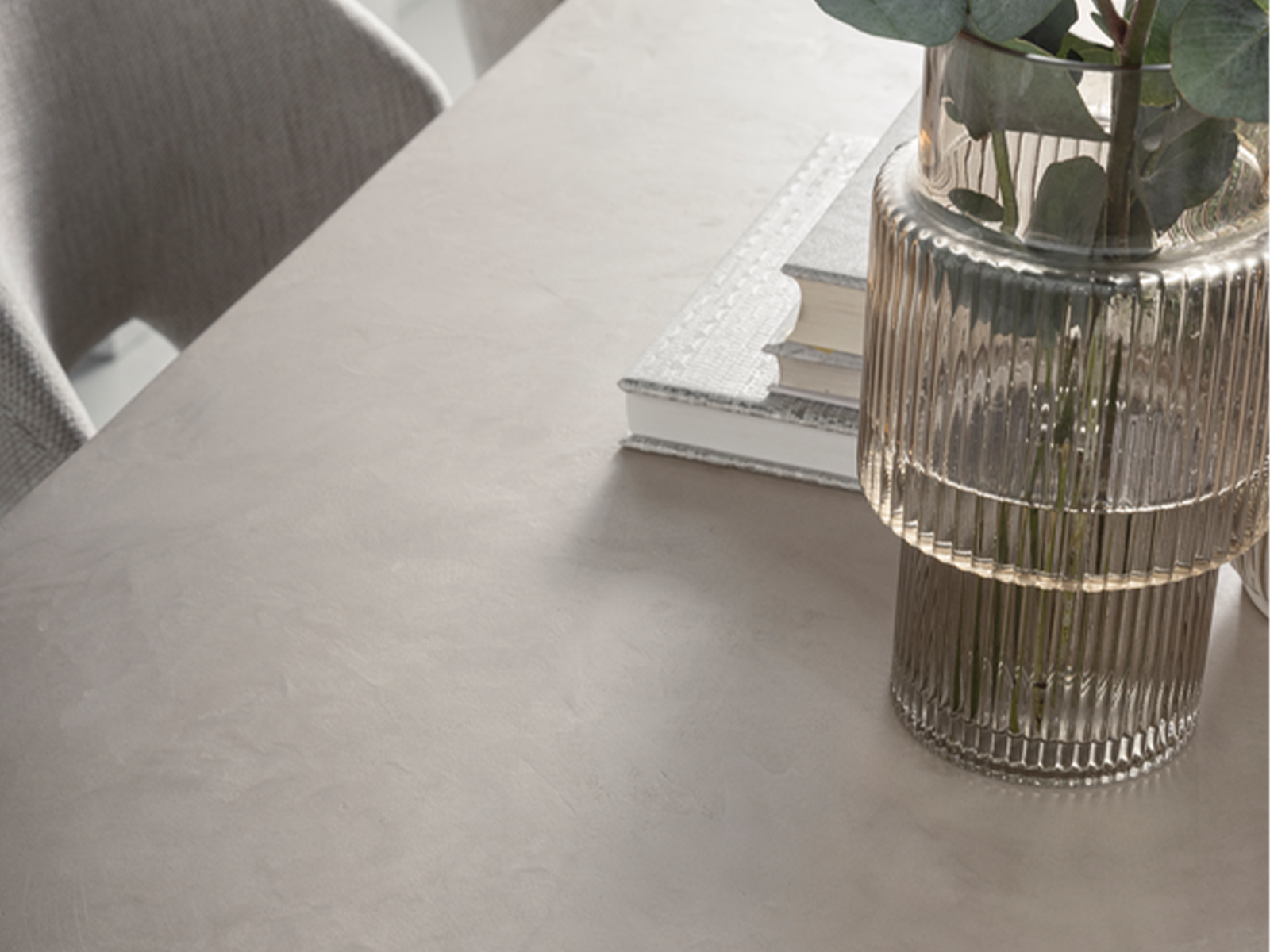 Moderne teakhouten eettafel met een stoer mortex blad. Perfecte mix van natuurlijke warmte en industriële uitstraling