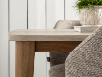 Grote eettafel van teakhout en mortex, 250 cm lang. Ideaal voor gezellige diners in een sfeervolle eetkamer