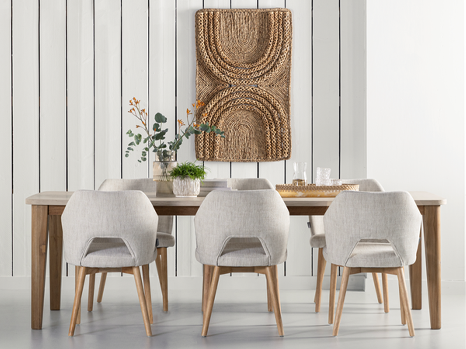 Teakhouten eettafel van 250 cm lang met een stijlvol mortex blad. Combineert natuurlijke warmte met moderne materialen