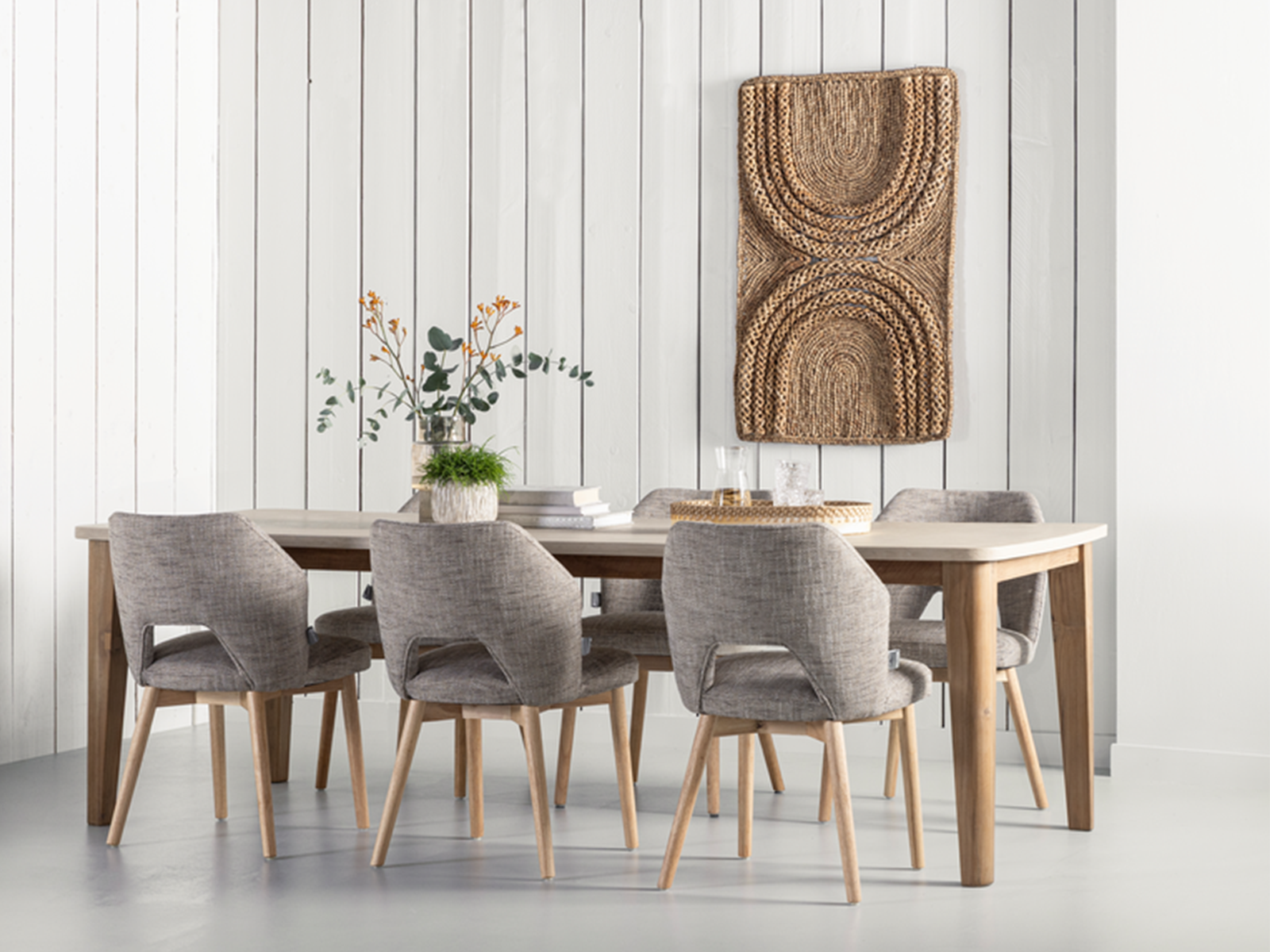 Luxe teakhouten eettafel met een robuust mortex blad, 250 cm lang. Perfect voor een moderne eetkamer met natuurlijke accenten