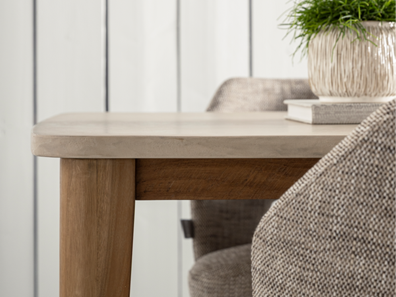 Grote eettafel van teakhout en mortex, 250 cm lang. Ideaal voor gezellige diners in een sfeervolle eetkamer