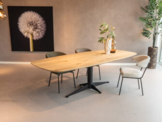 Tafel Evora 260x110cm in de vorm Deens ovaal met een ultra matte lak finish met onze eetkamerstoelen Kansas