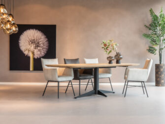 Tafel Evora 260x110cm in de vorm Deens ovaal met een ultra matte lak finish met onze eetkamerstoelen Lauri