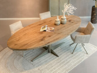 Tafel Fayance - 260x120cm ovaal - onderstel Evora champagne - met onze eetkamerstoelen Lamezi ovale robuuste eiken eettafel