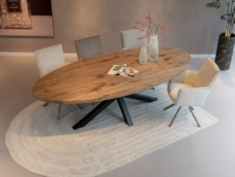 Tafel Fayance - 260x120cm ovaal - onderstel Monterosso 8x8cm - met onze eetkamerstoelen Hervás ovaal eetkamertafel oud eiken