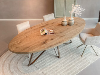 Tafel Fayance - 260x120cm ovaal - onderstel Ternes - met onze eetkamerstoelen Lamezi eettafel met knoesten