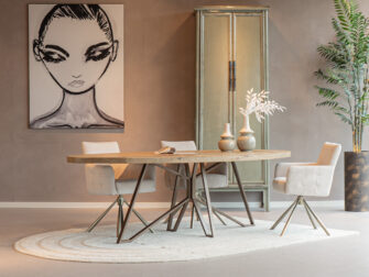 Tafel Fayance - 260x120cm ovaal - onderstel Ternes - met onze eetkamerstoelen Lamezi ovale oud eiken eettafel