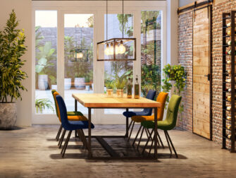 industriele tafel met gekleurde stoelen